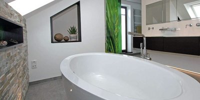 Helle und luftige Atmosphäre im stilvollen Badezimmer Ein modernes Badezimmer mit einer freistehenden Badewanne und eleganten, minimalistischen Möbeln, die eine entspannende Atmosphäre schaffen.