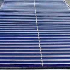 Ein Blick auf ein Dach mit einer Reihe von Solarrohren, die für die Nutzung von Sonnenenergie konzipiert sind.