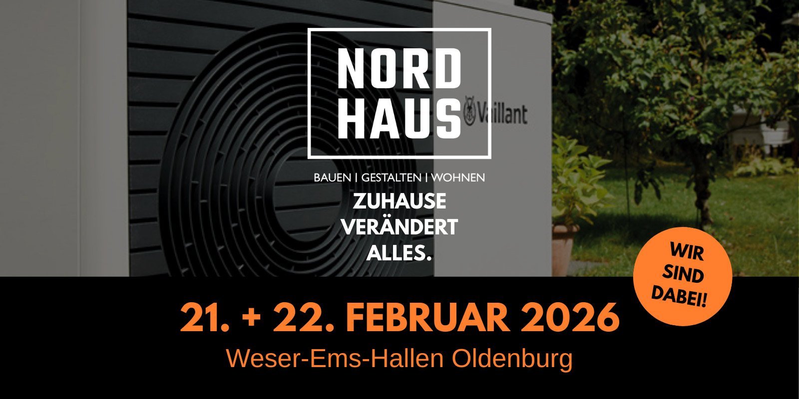 Das Bild präsentiert eine Heizungsanlage in einem Garten, umgeben von Pflanzen, die eine Verbindung zur Natur herstellen.