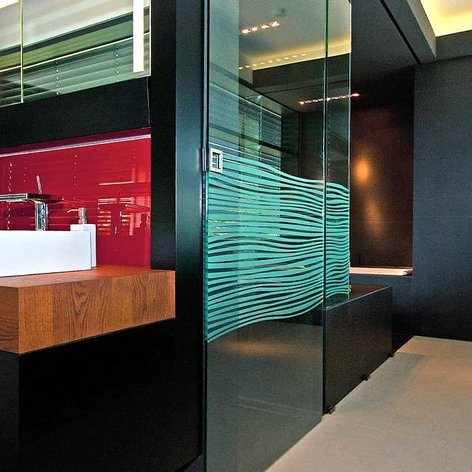 Ein luxuriöses Badezimmer-Design mit einem großen Spiegel, einer modernen Dusche und einer harmonischen Farbpalette.