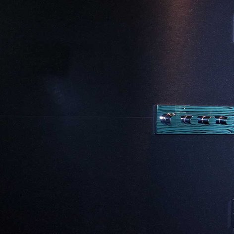 Ein luxuriöser Duschbereich mit glänzenden Armaturen und einem klaren, modernen Design, das eine entspannende Atmosphäre schafft.