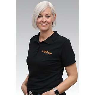 Eine Frau mit blonden, schulterlangen Haaren trägt ein schwarzes Polohemd mit dem Logo 'BIEDER' in Orange.